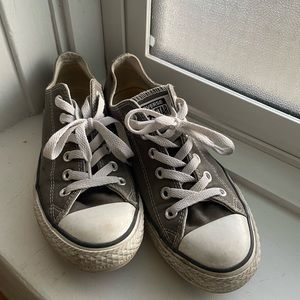Beige women’s converse